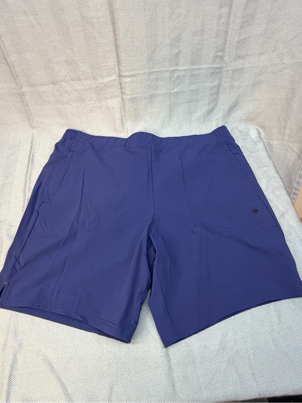 NWT TRAJ3CTROY men’s blue short size extra large, three zippered pockets